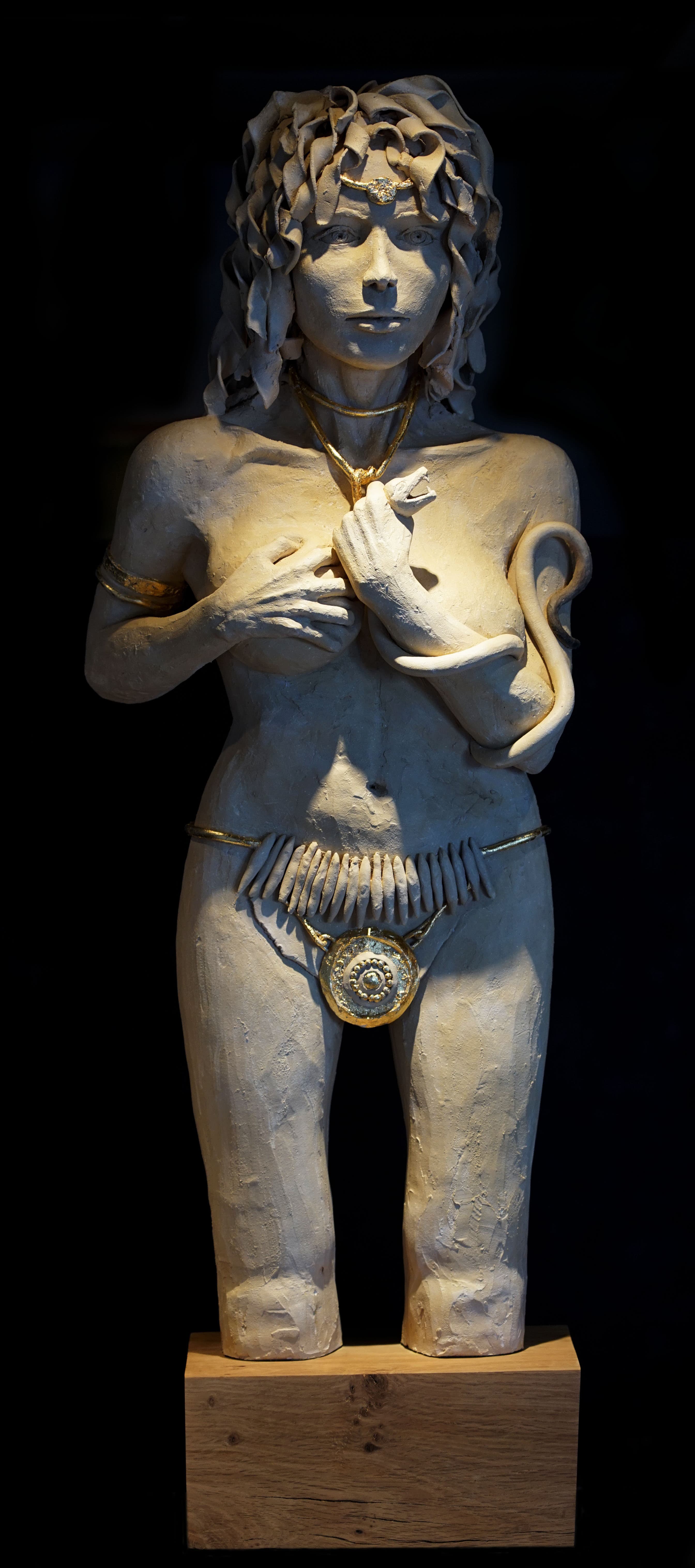 Sculpture de femme tenant un serent
